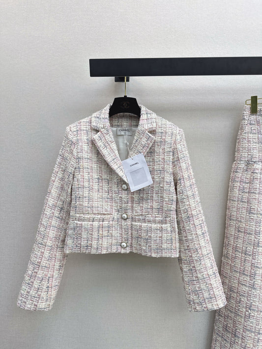 Short jacket/straight-leg trousers