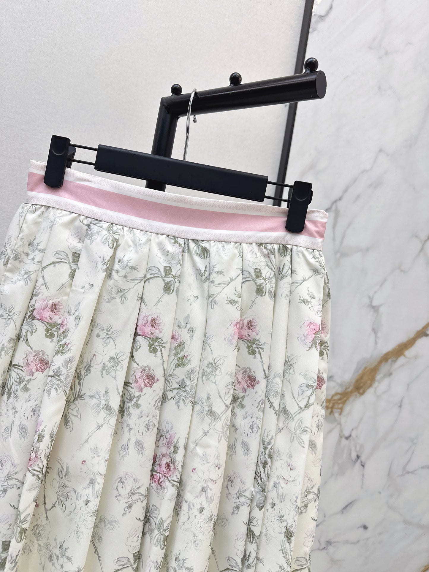 Flowing and elegant midi skirt