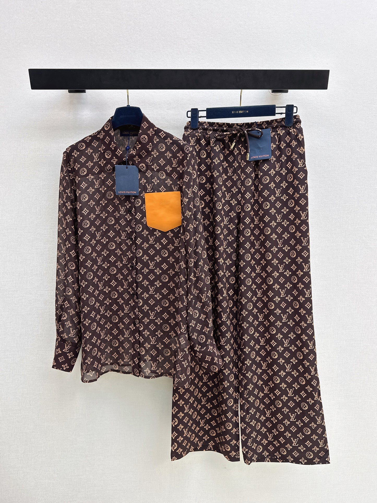 Loose-fitting shirt