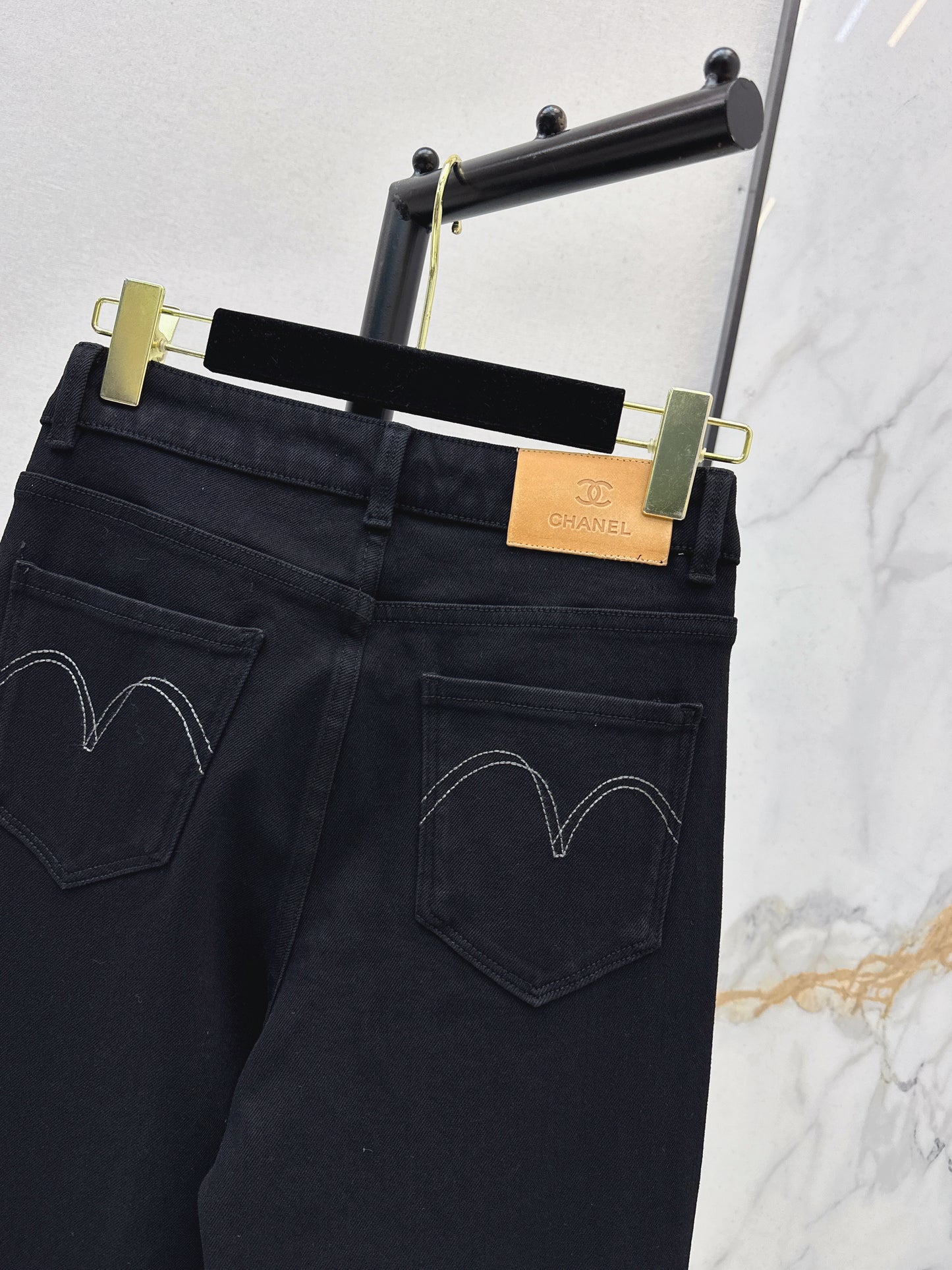 Straight-leg jeans with frayed hem