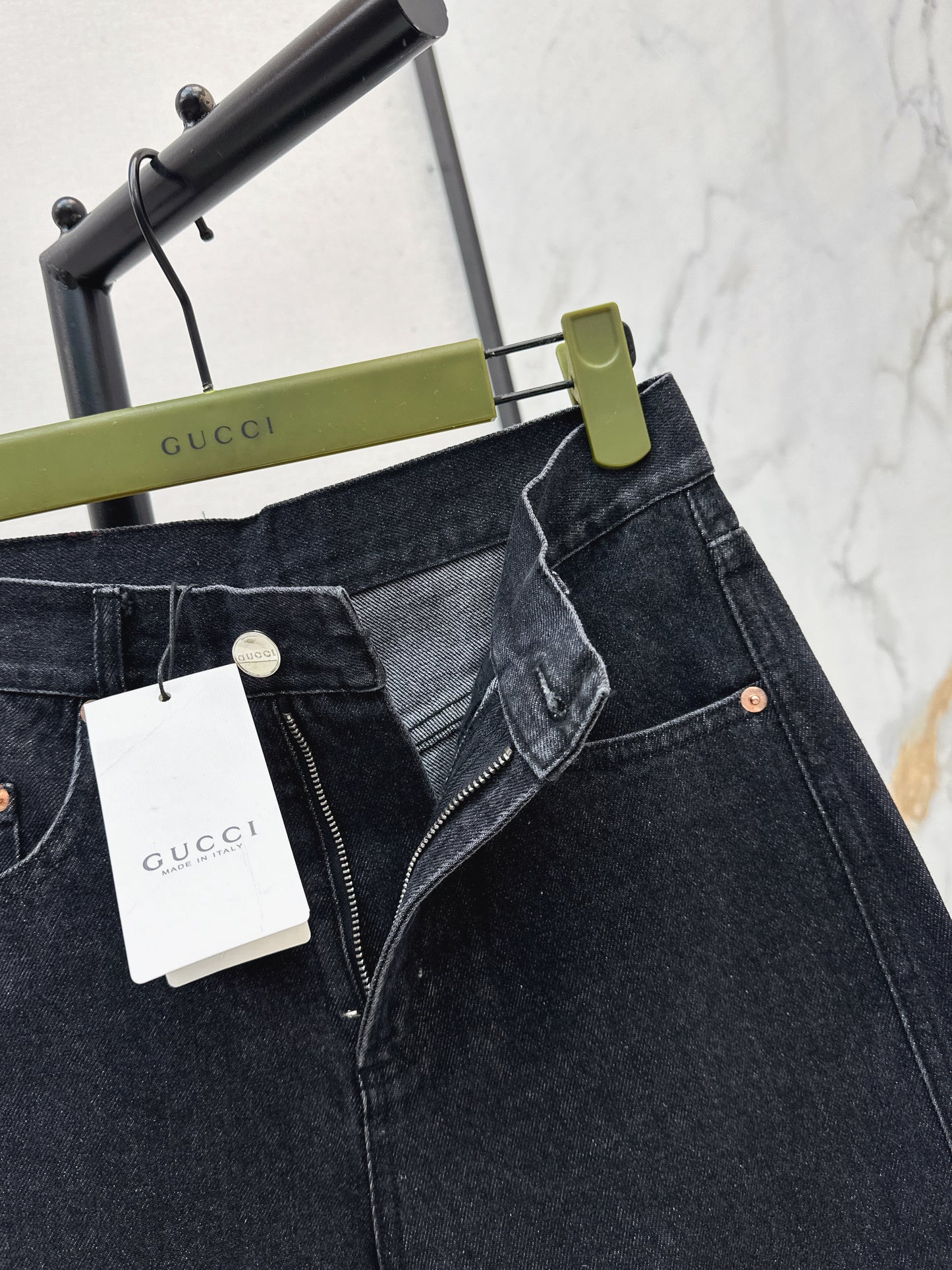 Wide-leg jeans with a slight curve