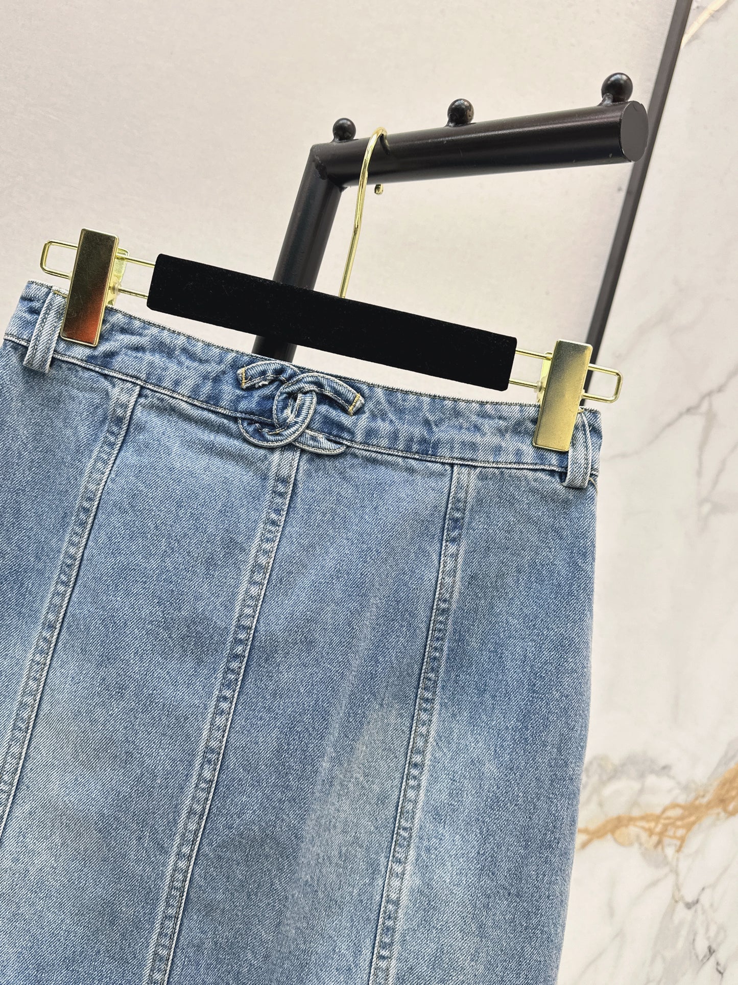 26ss Pocket-decorated midi skirt