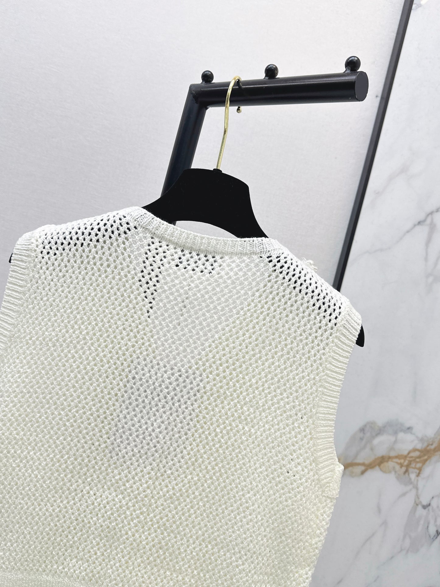 26ss Rhinestone-studded V-neck knit vest