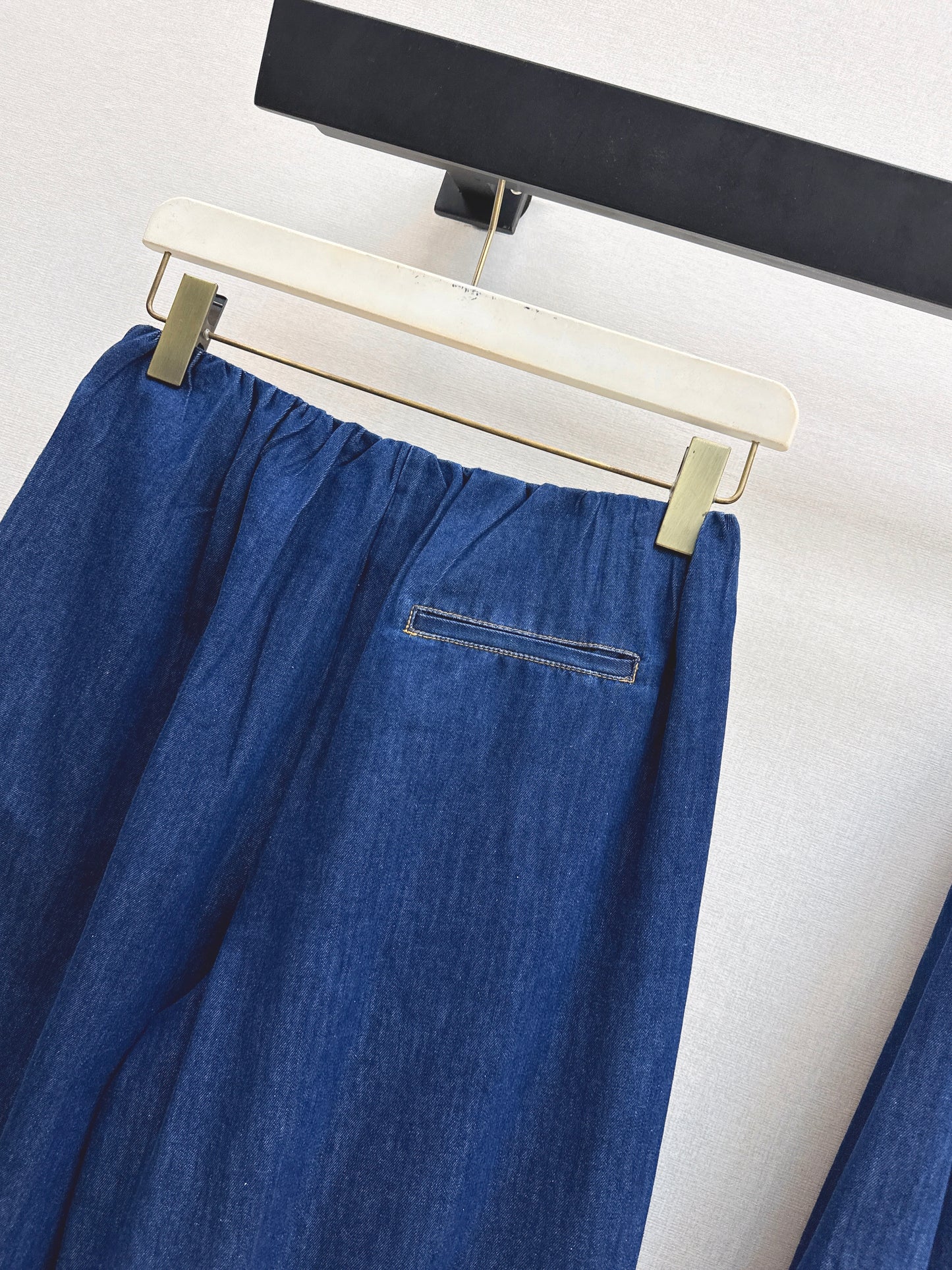 26ss Cropped jeans with visible stitching