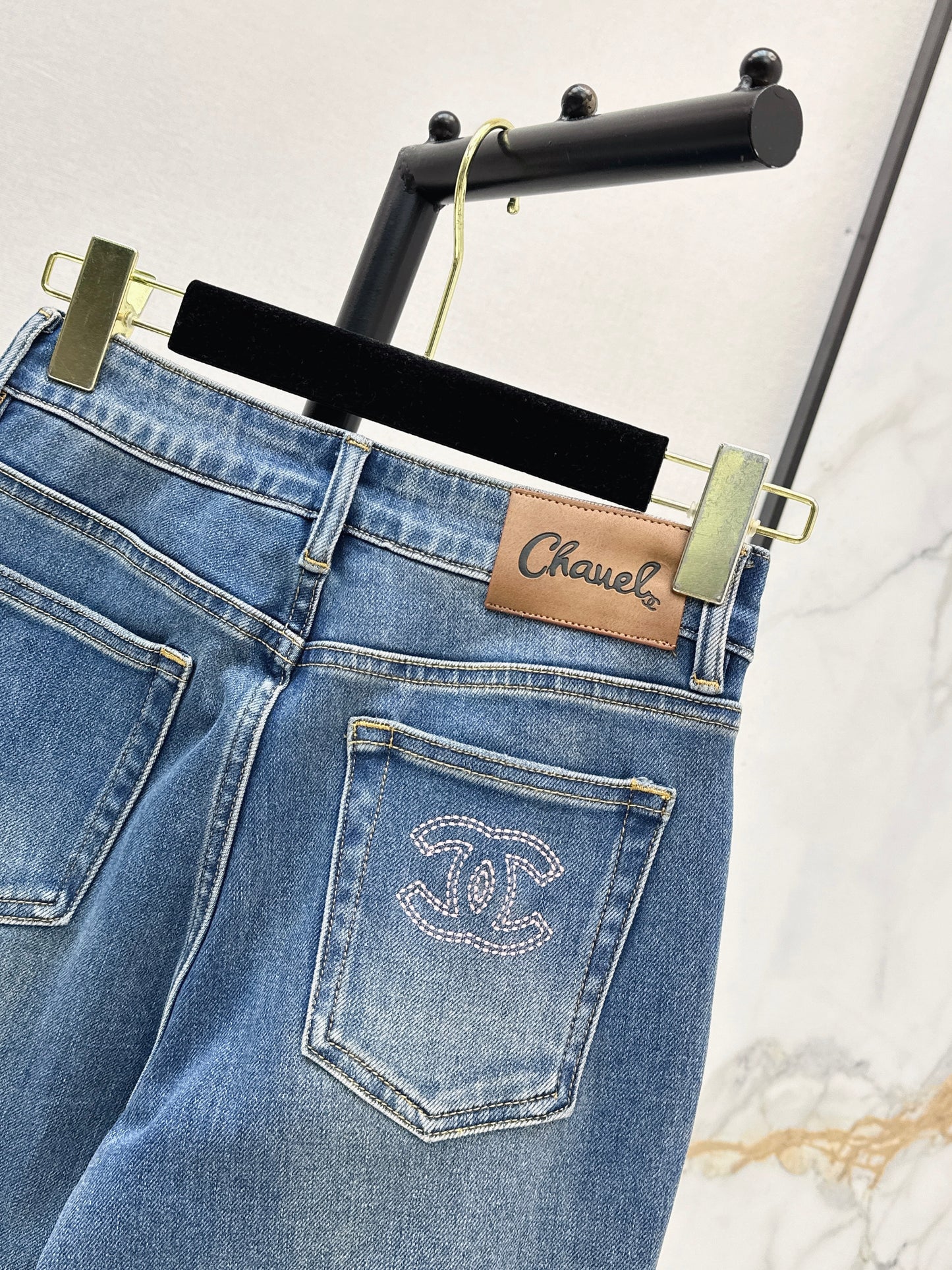 26ss Slim-fit flared jeans