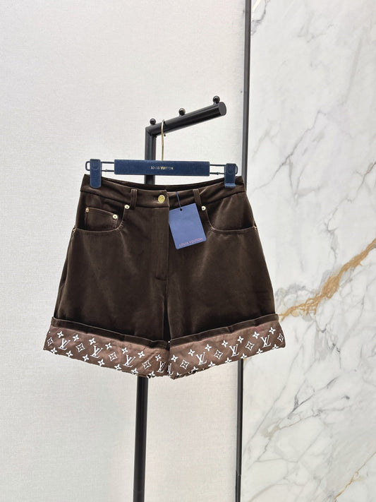 26Latest Autumn/Winter High-Waisted Cuffed Shorts with Logo Monogram Print