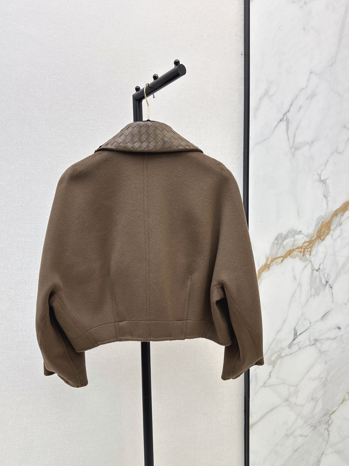 26Latest Autumn/Winter Hand-Woven Lambskin-Collar Cropped Jacket