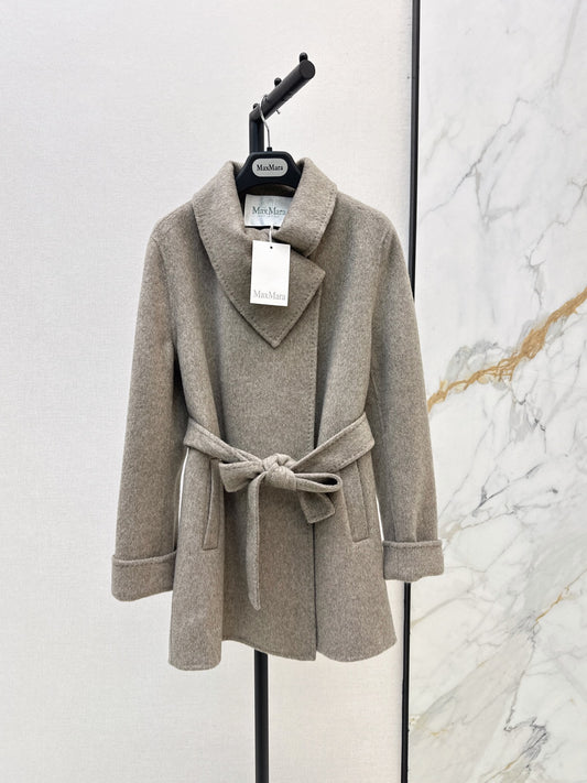 26Latest Autumn/Winter Double-Faced Wool-Blend Coat with Asymmetric Triangular Collar (Mid-Length)