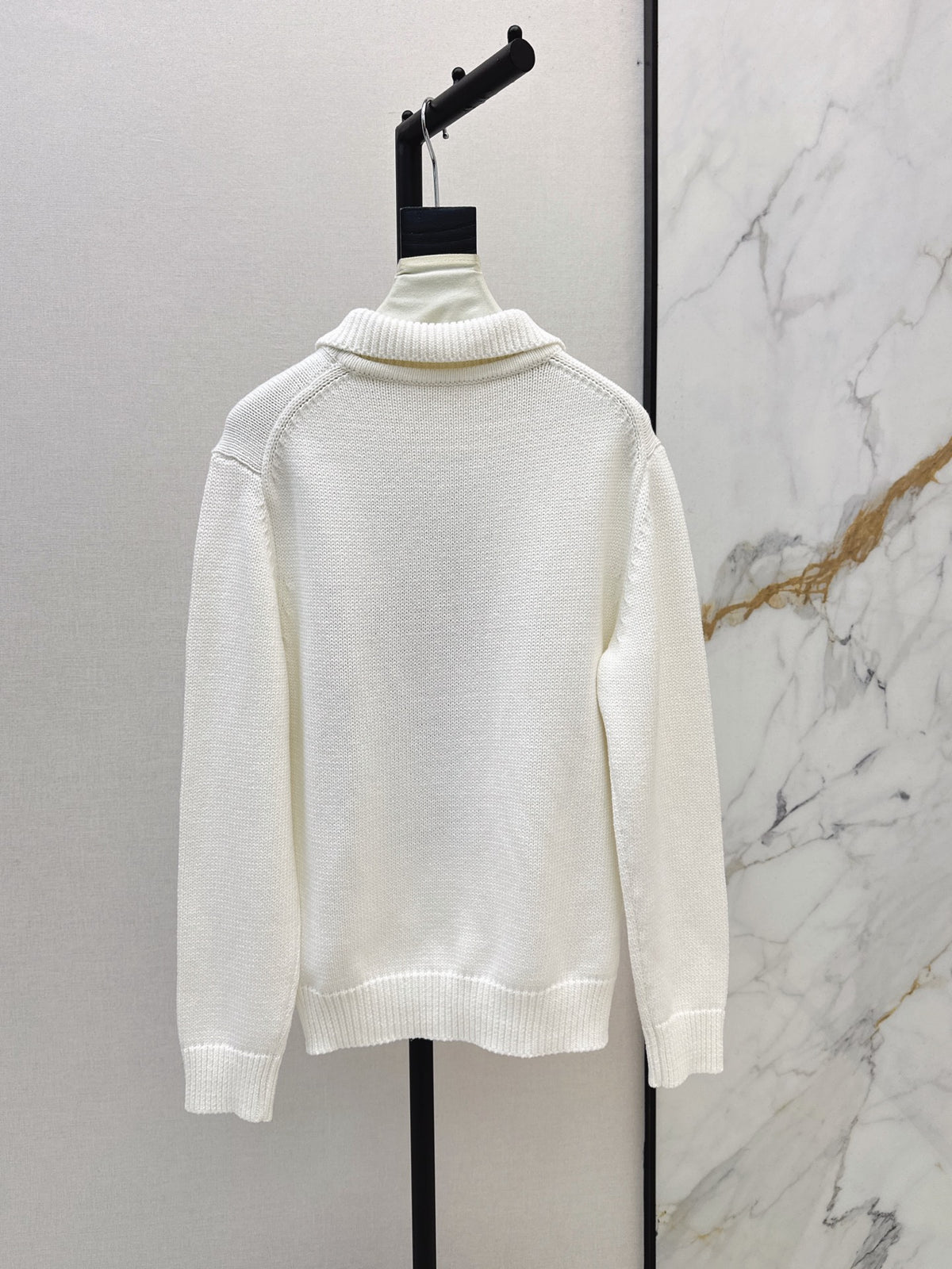 26Latest Autumn/Winter "faux-layered" collared sweatshirt featuring an American-style aesthetic and a 3D-effect teddy bear design.