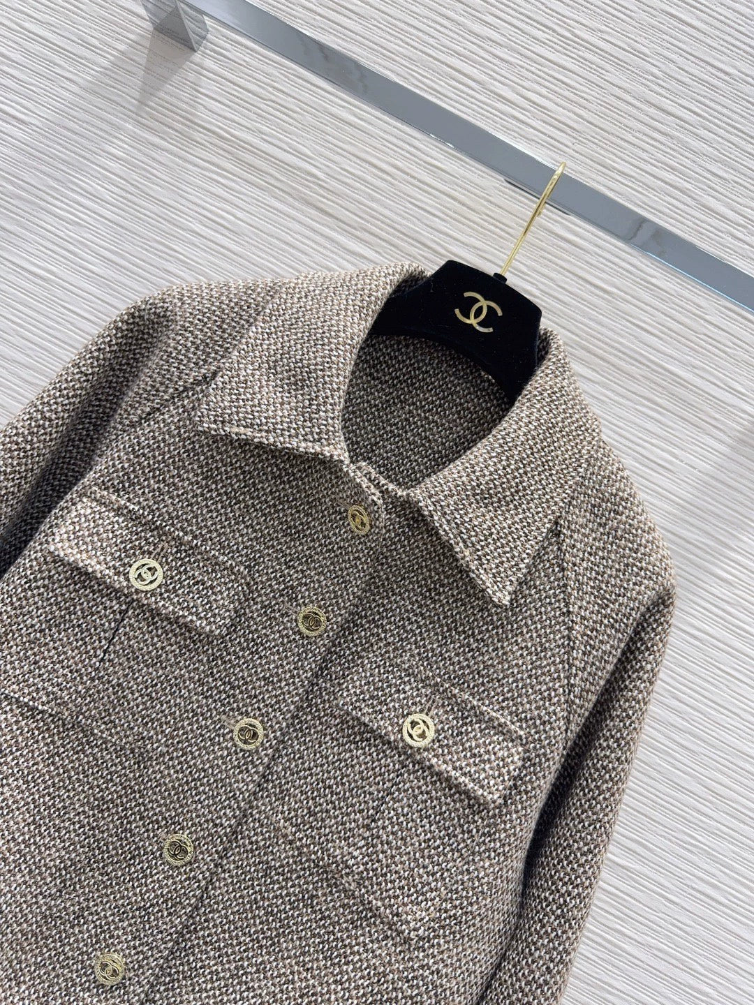 26New Long-Sleeve Jacket with Contrast-Color Pockets