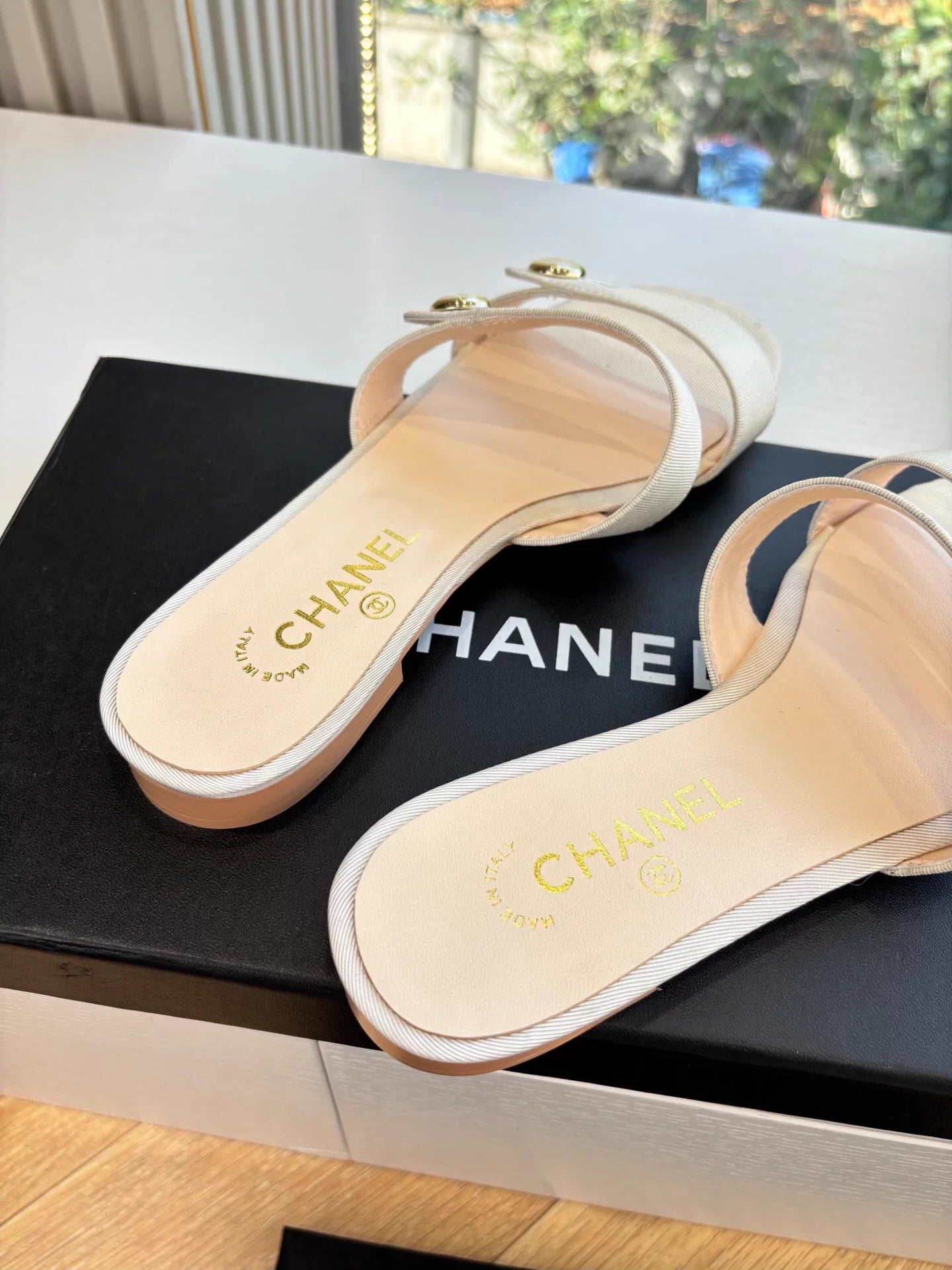 Double C buckle slippers