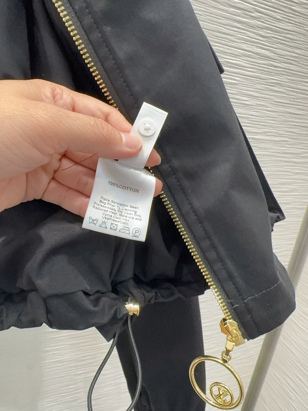26New Long-Sleeve Jacket with Pockets, Drawstring, and Zipper