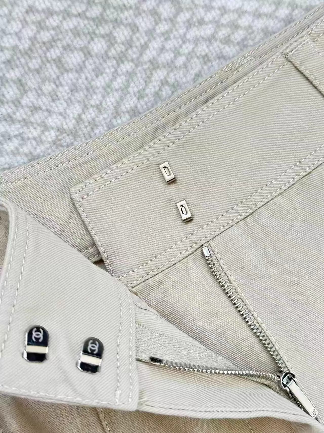 26ss Light khaki trousers