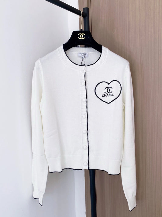 Heart-patterned knitted cardigan