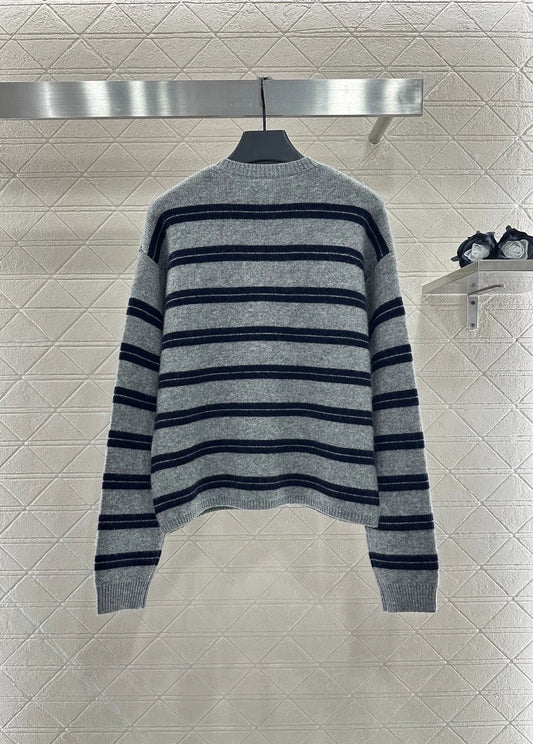 25 Striped knitted long sleeved cardigan
