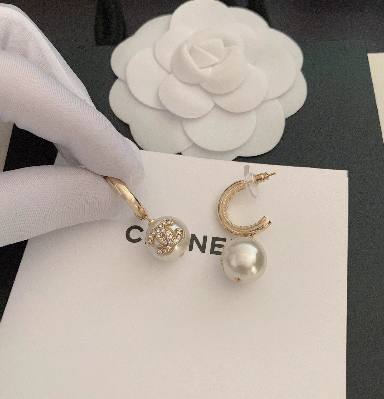 Double C pearl ear hook