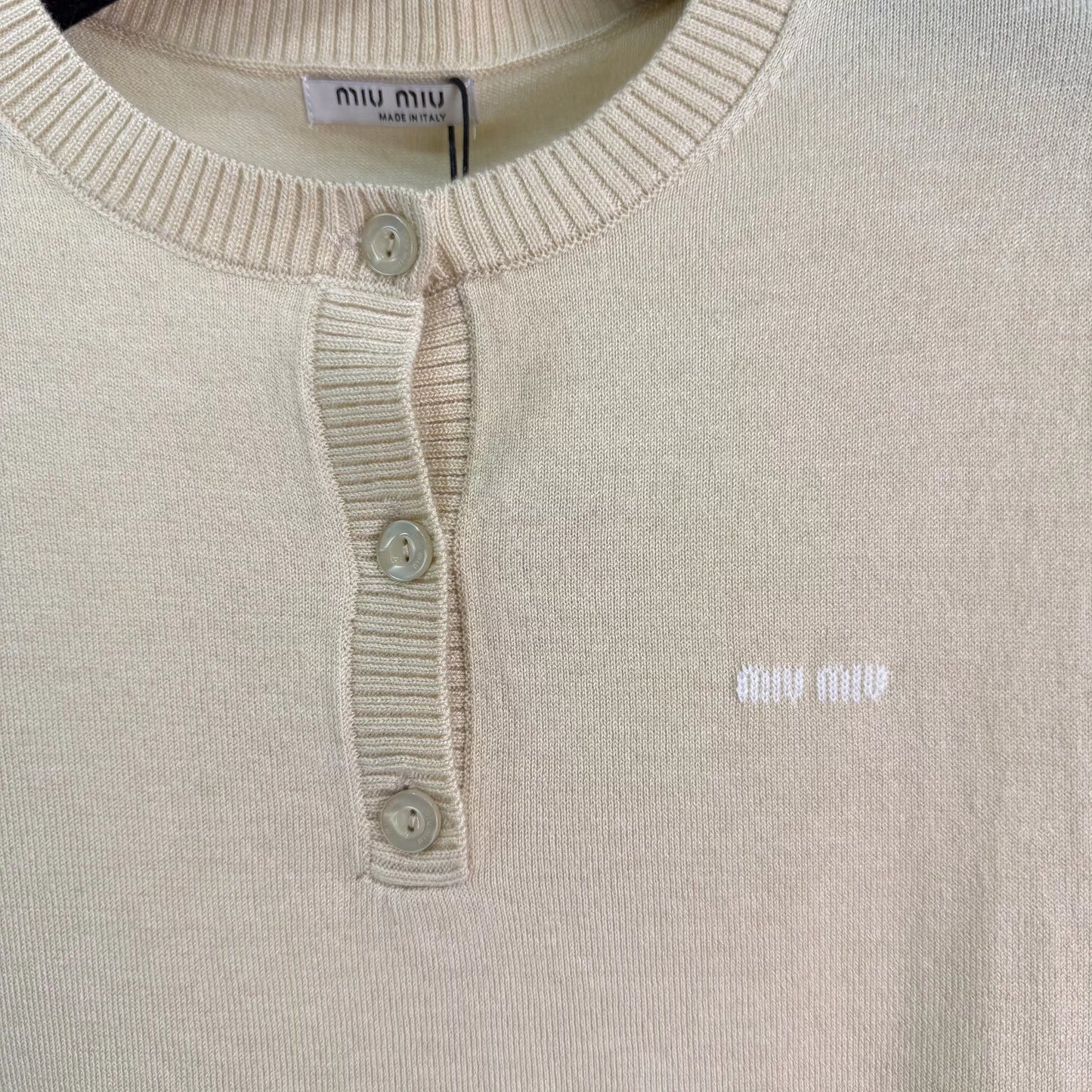 New short-sleeved knit sweater