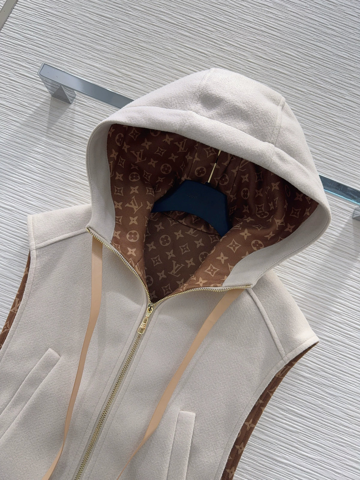 26New Color-Block Hooded Vest