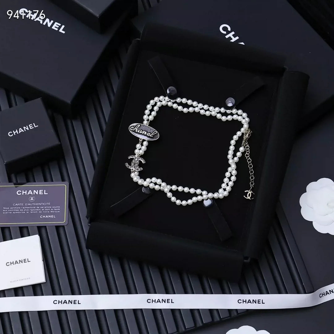 Elliptical pearl sweater chain