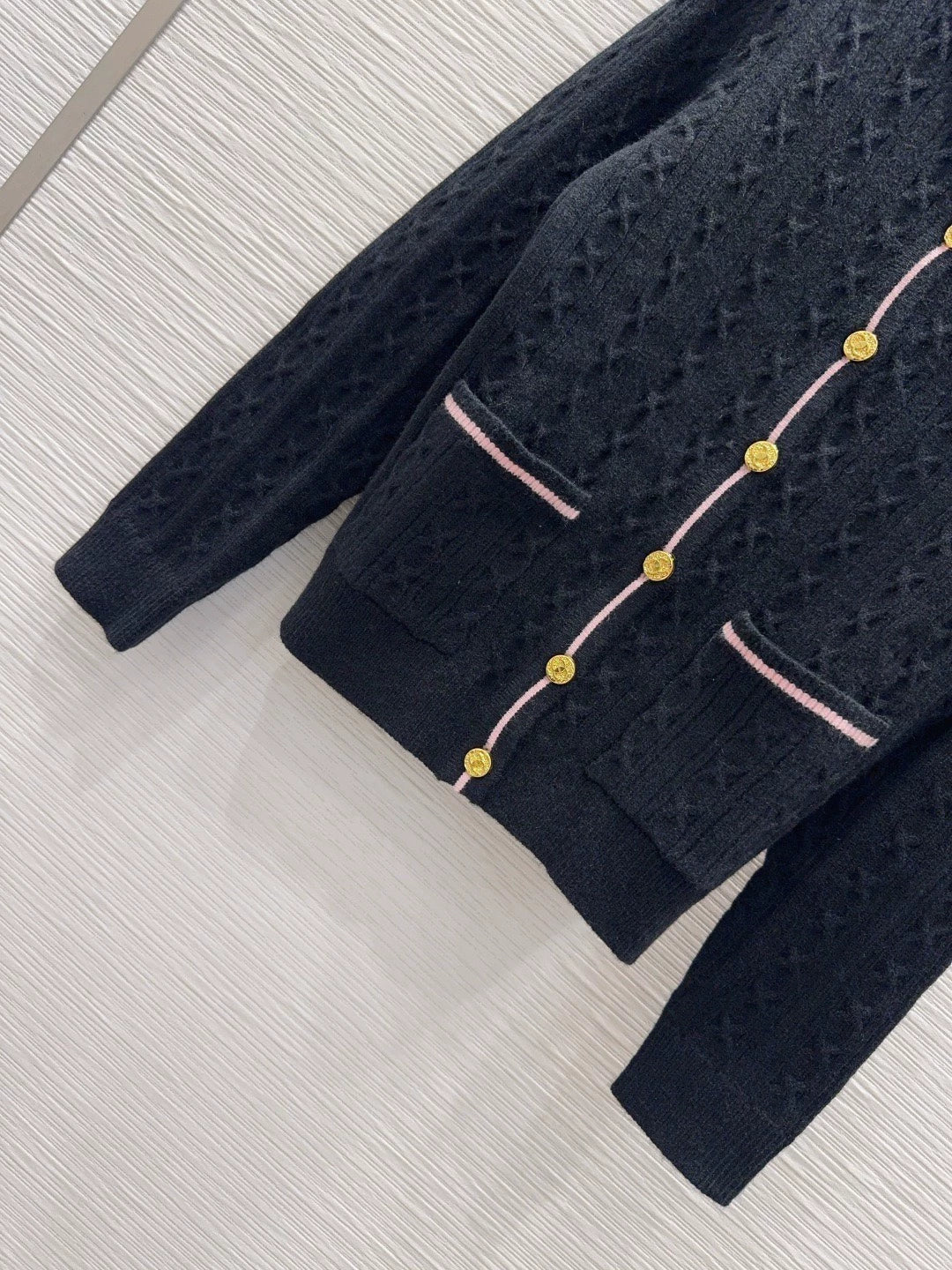 26New Classic Color-Block Cardigan