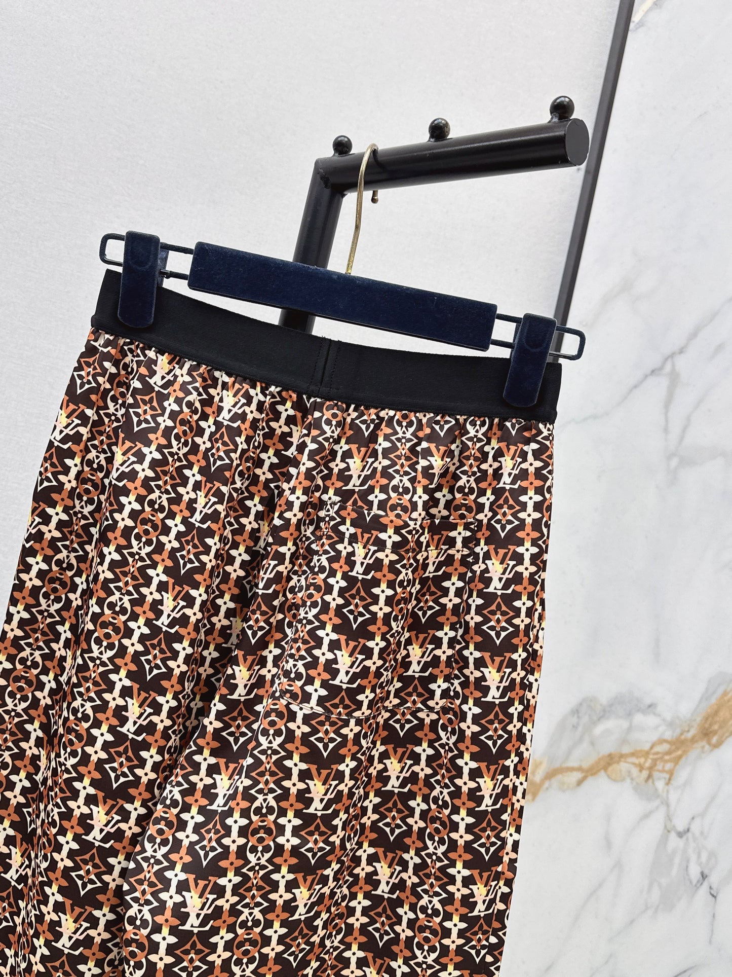 Elastic waist straight leg trousers