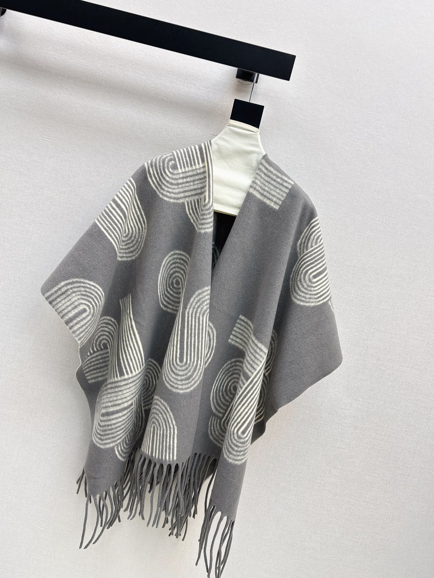 25fw Knitted cloak, shawl jacket