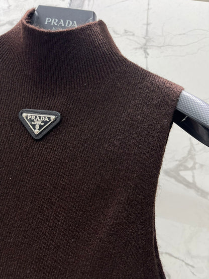 25fw Half high neck triangular vest