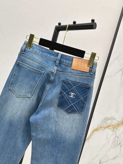 Versatile, minimalist, casual flared jeans.