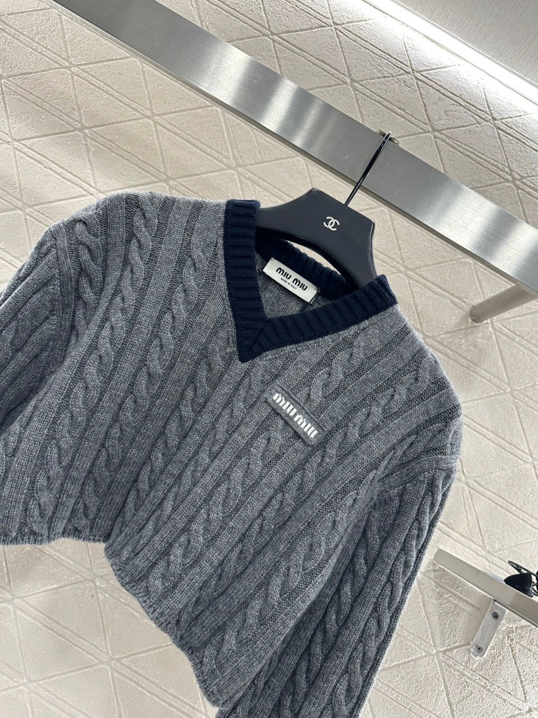 Cable-knit contrast-color cropped pullover sweater