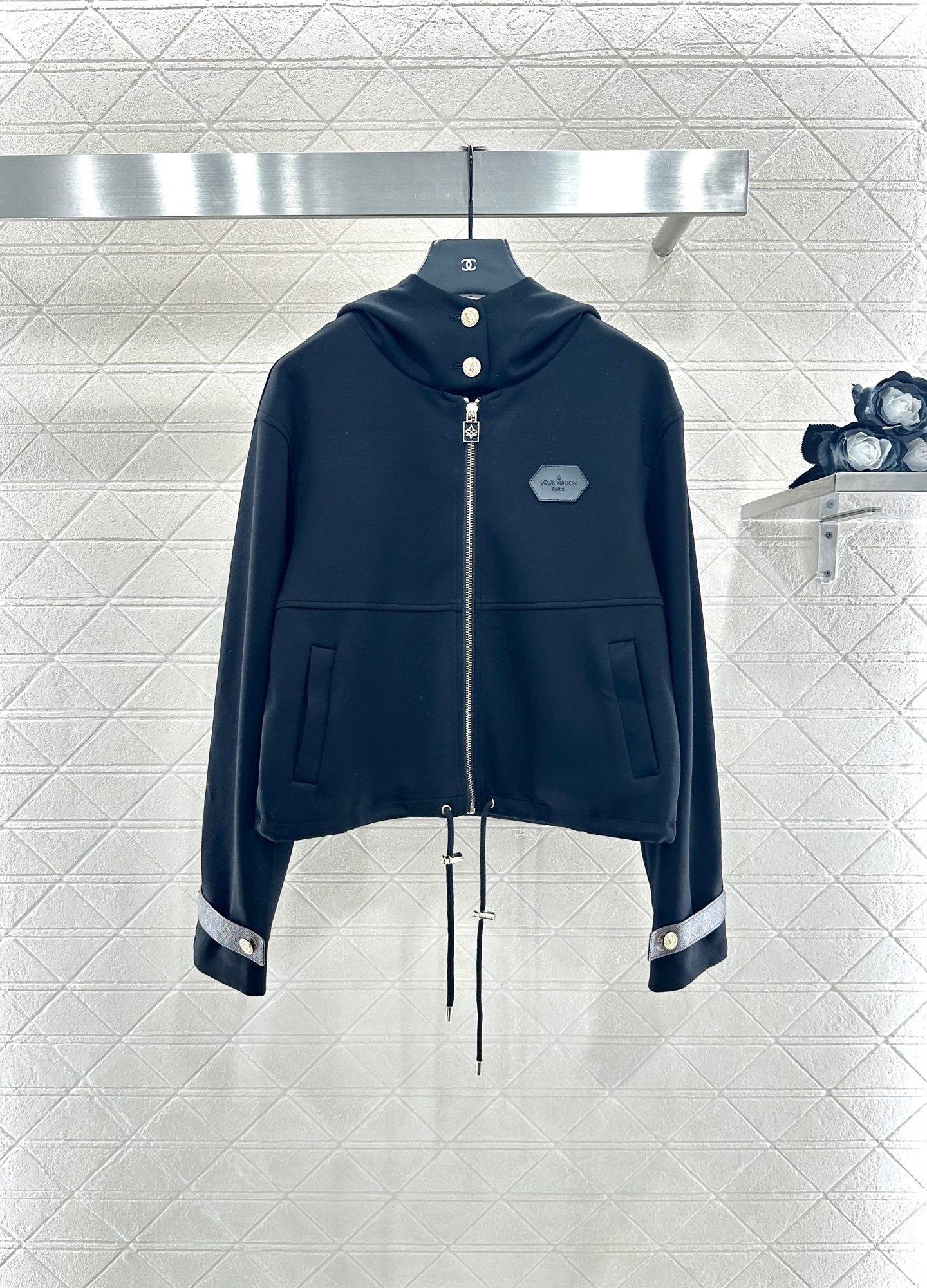 Presbyopia leather cuff buckle hooded jacket