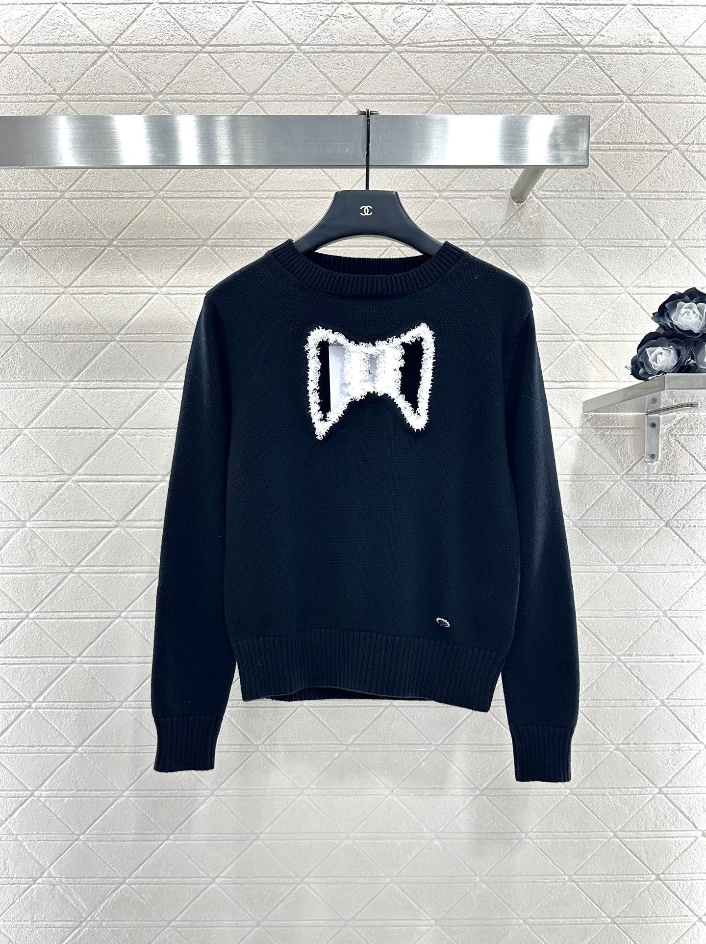 Round-neck lace-up sweater with bow