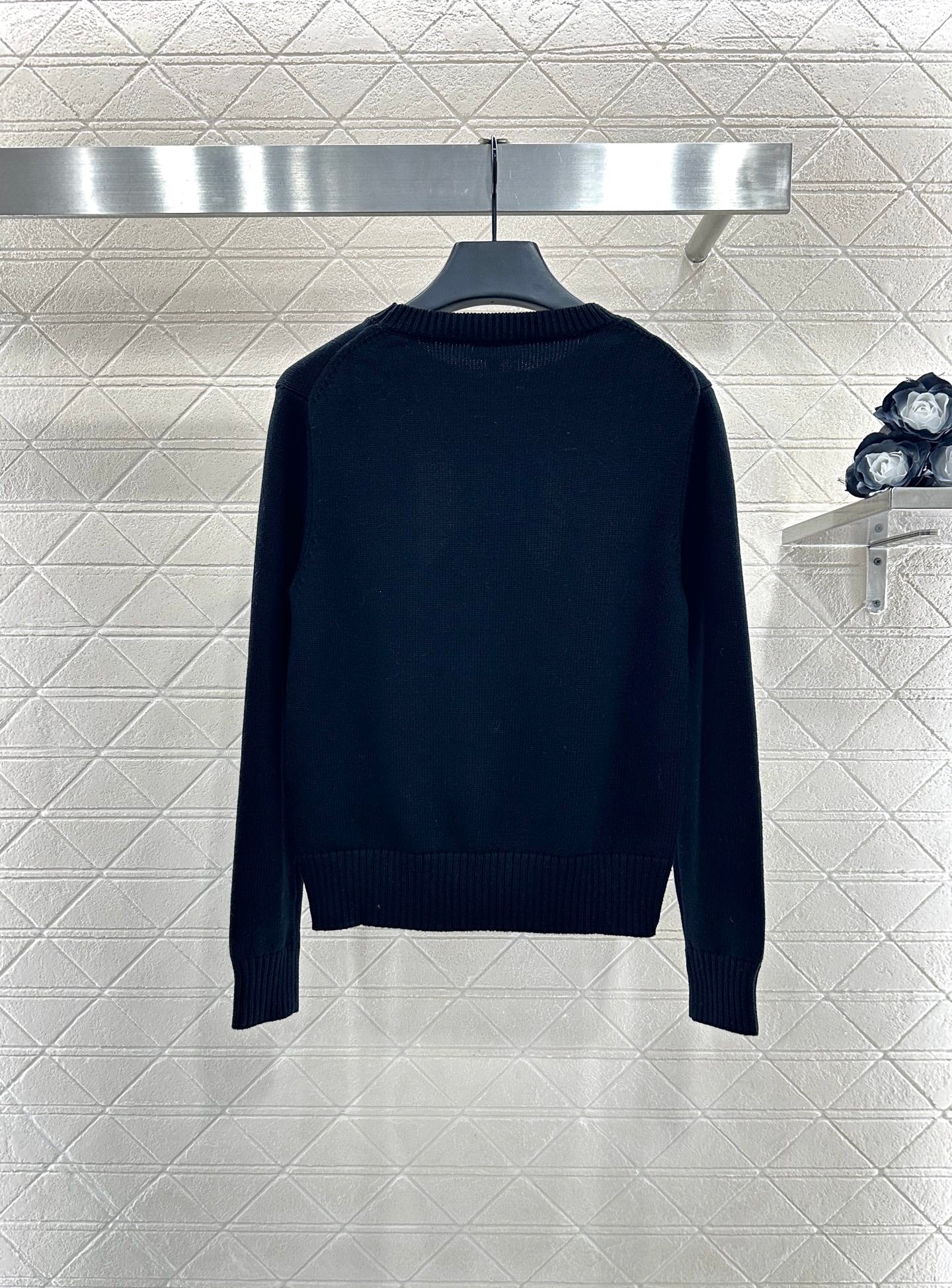 Round-neck lace-up sweater with bow