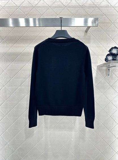Round-neck lace-up sweater with bow
