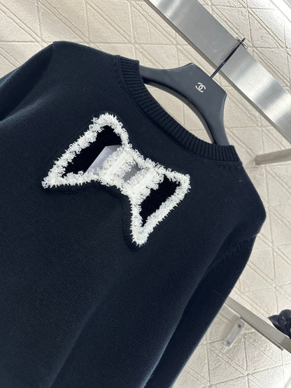 Round-neck lace-up sweater with bow