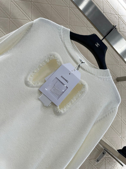 Round-neck lace-up sweater with bow