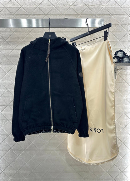 Wearing a woolen hooded jacket on both sides