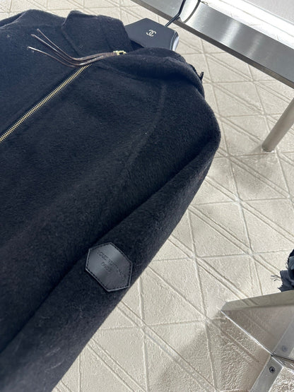 Wearing a woolen hooded jacket on both sides
