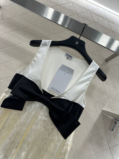 Color blocked bow deep V-vest