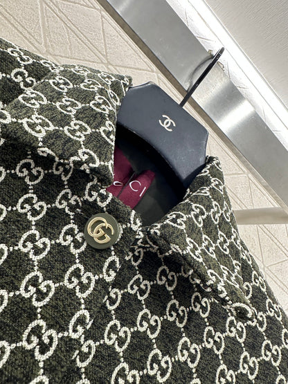 Flip collar jacquard short suit