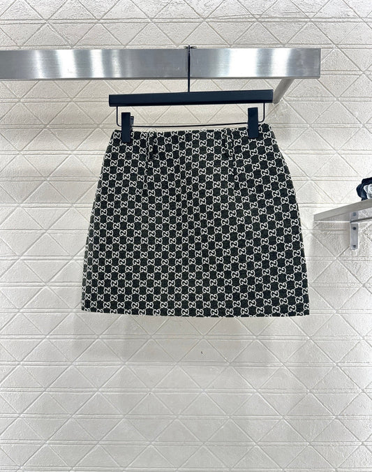 Round neck jacquard short skirt