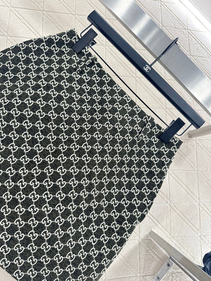 Round neck jacquard short skirt