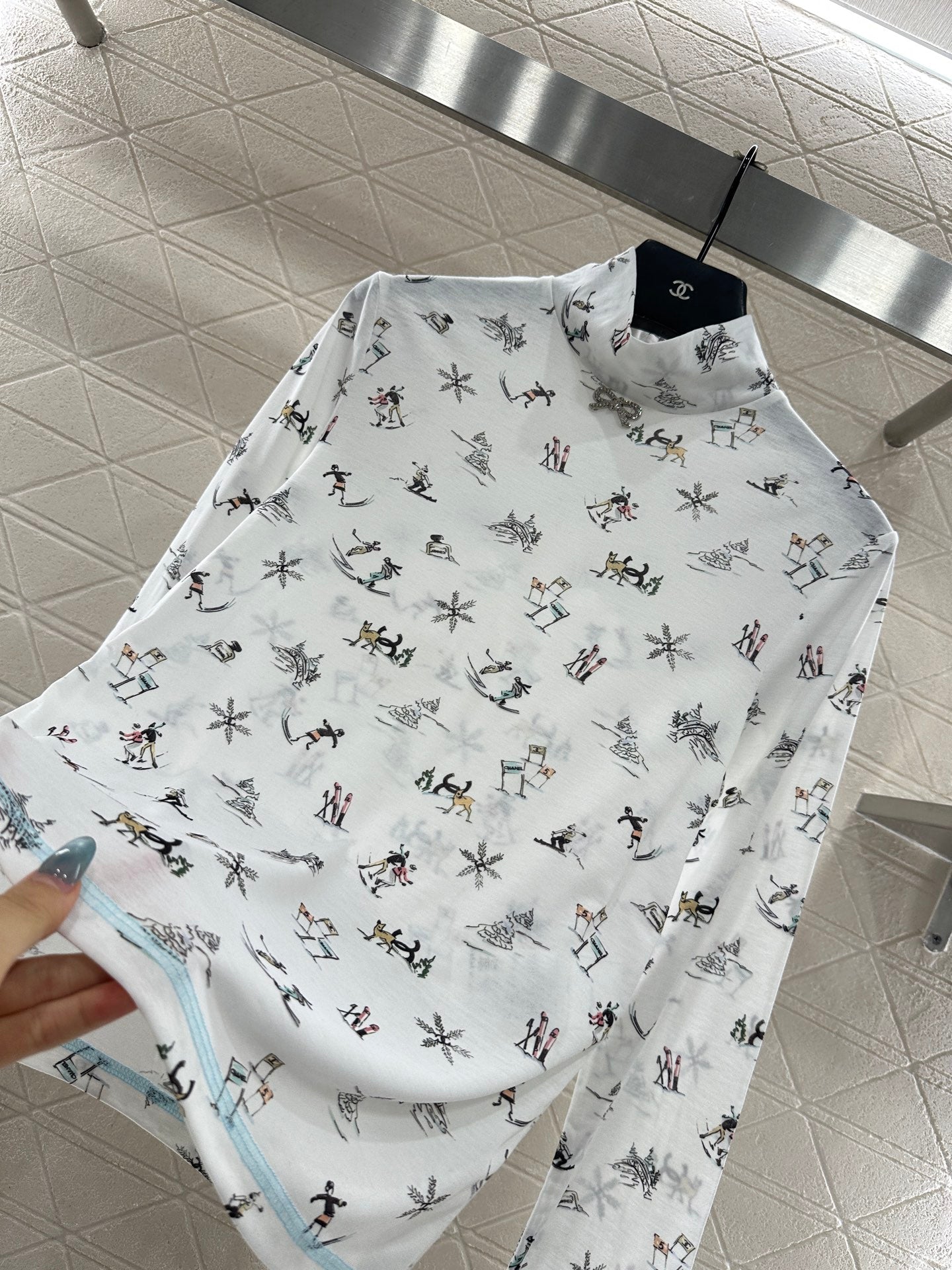 Round neck design ski print top