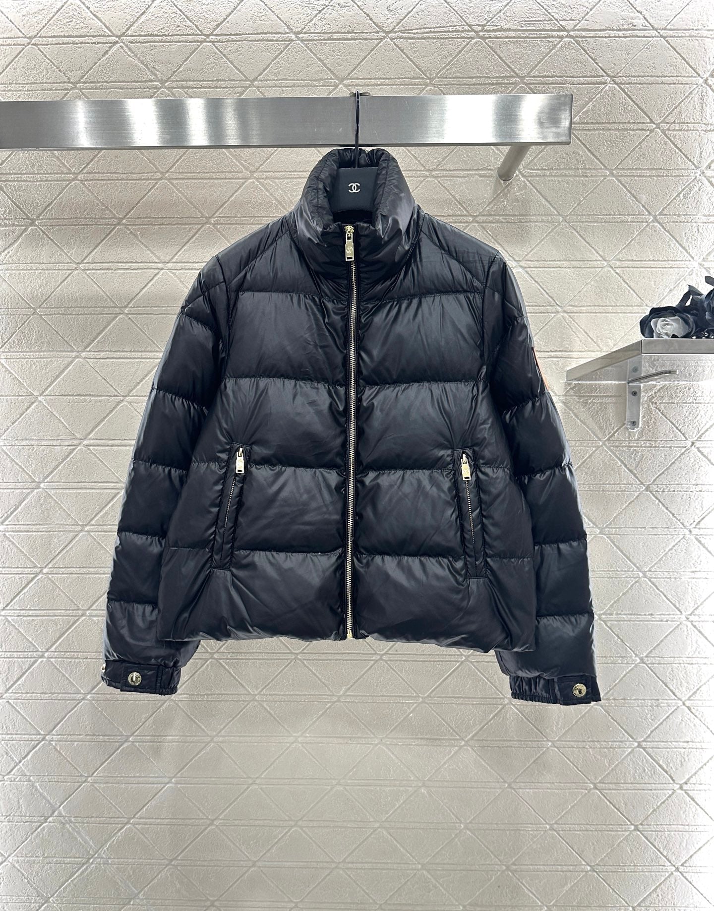 Embossed stand up collar down jacke