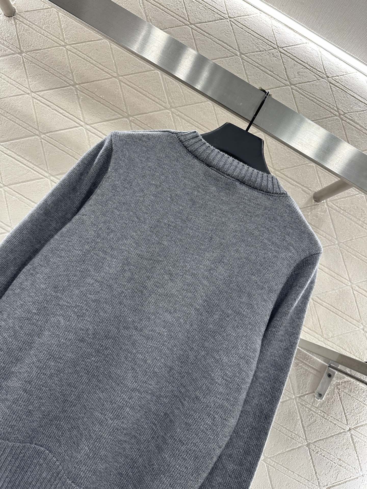 Logo loose pullover sweater