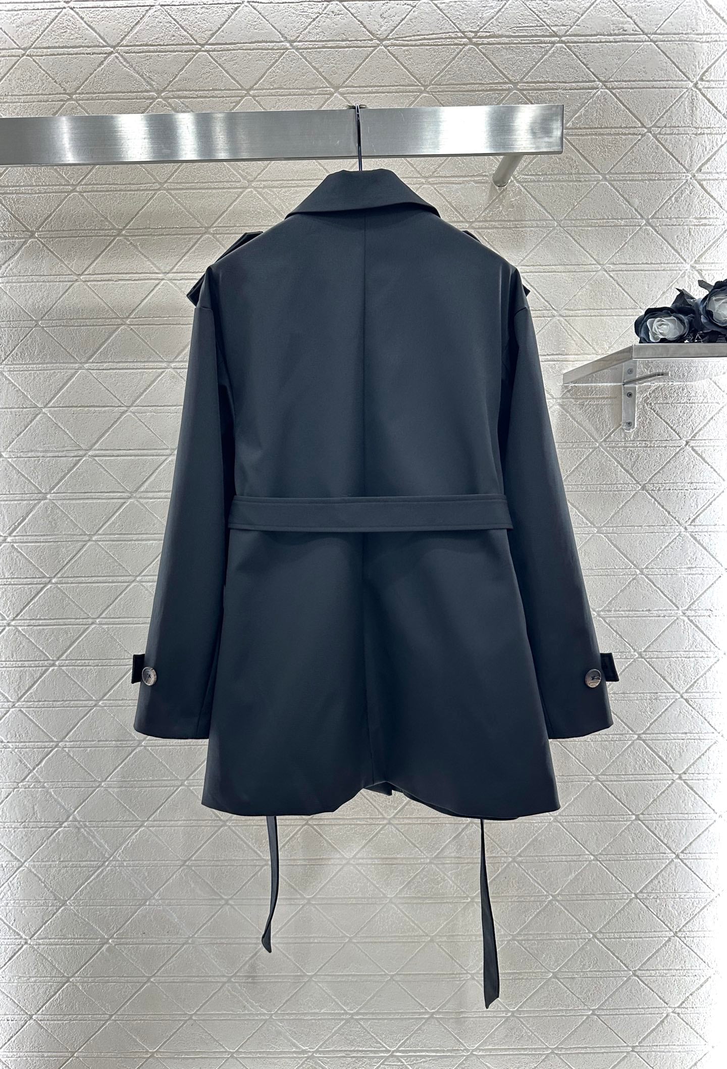 Belt length windbreaker jacket