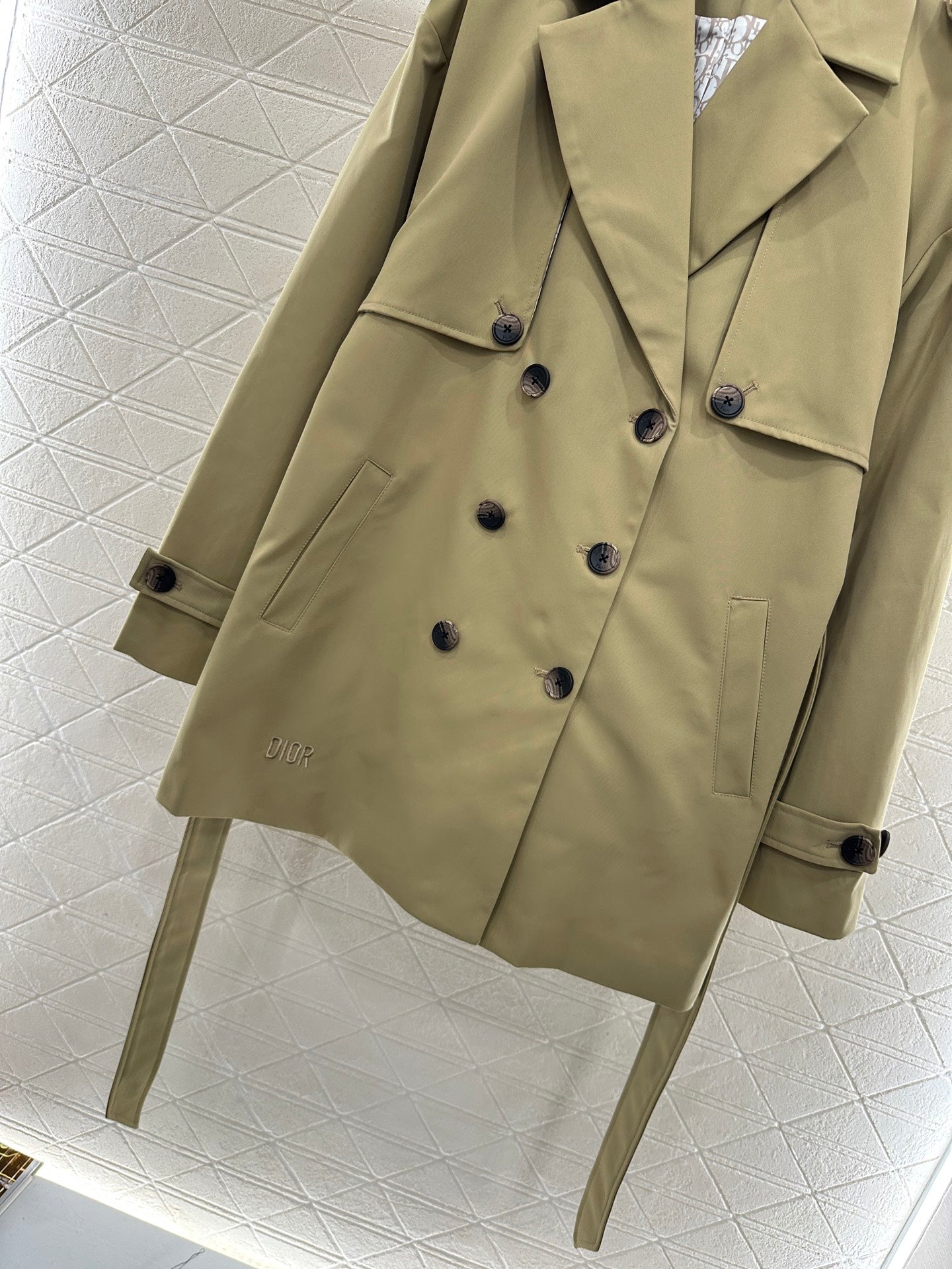 Belt length windbreaker jacket