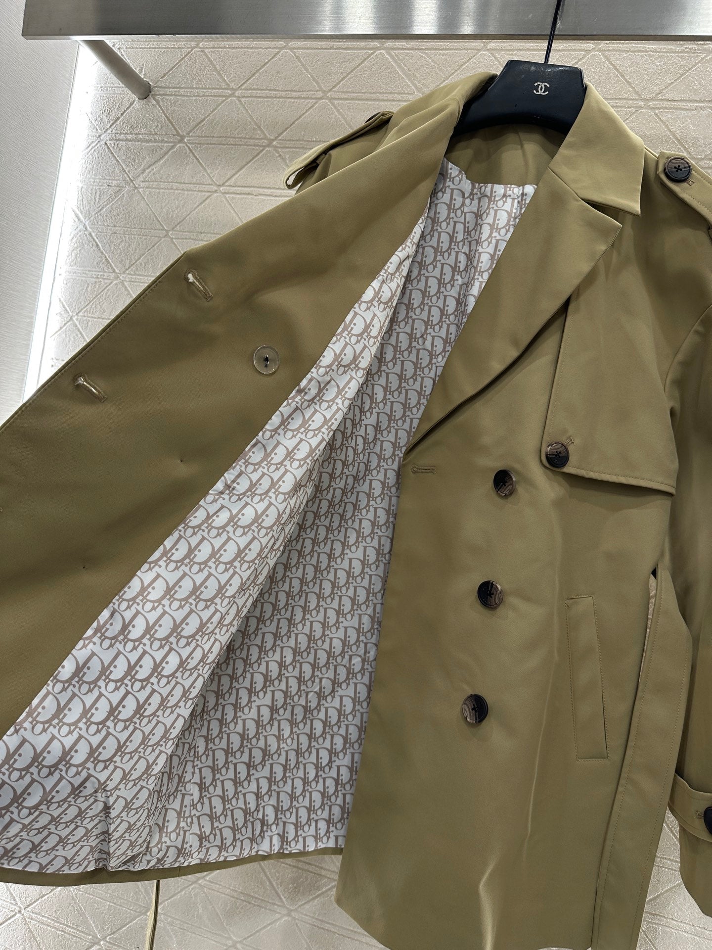 Belt length windbreaker jacket