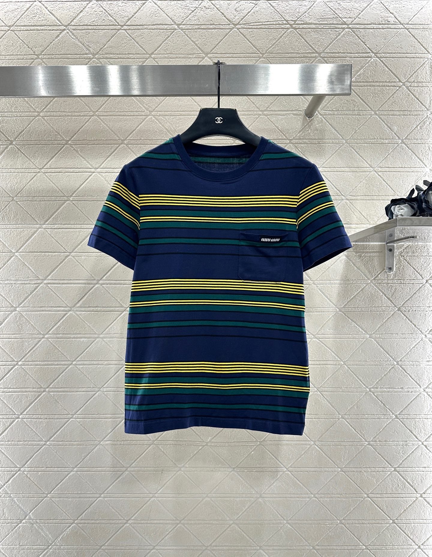Pair grid, pair bar, round neck 𝑇𝑒𝑒