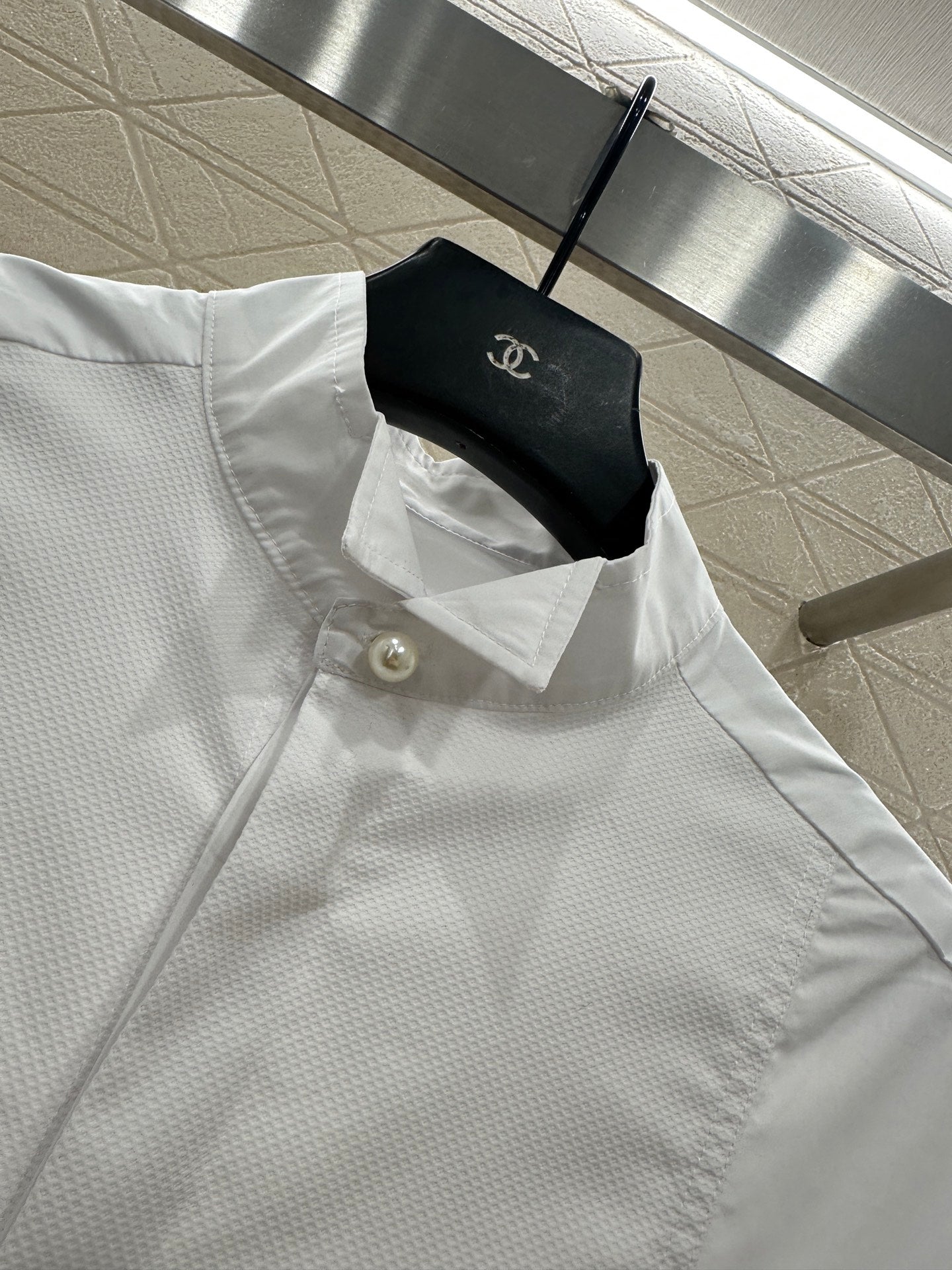 Stand up collar solid color silhouette shirt