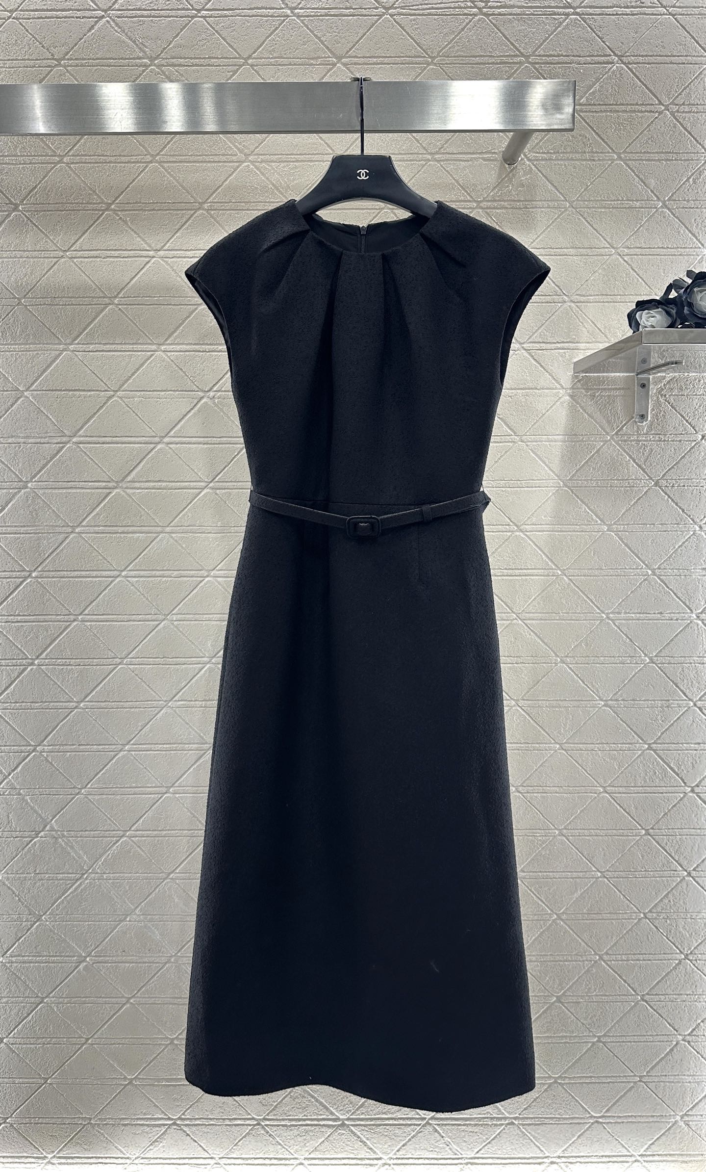 Folded silhouette waistband dress